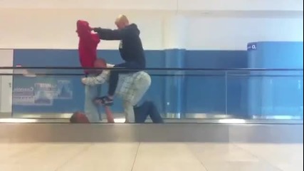 Колело от хора на летището хаха