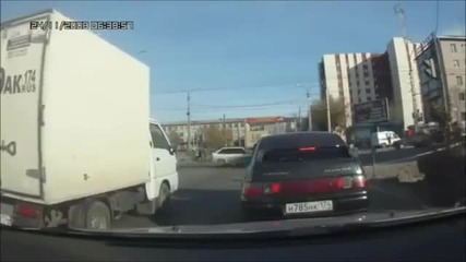 Танцуващият руски камион! Какво ли става вътре? :d