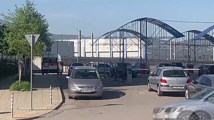Работник се барикадира в гараж „Земляне“ в София