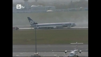 Бойнг 767 с 231 души на борда се приземи по корем на летището във Варшава