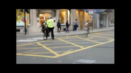 Полицай велосипедист спира Bugatti Veyron по улиците на Лондон