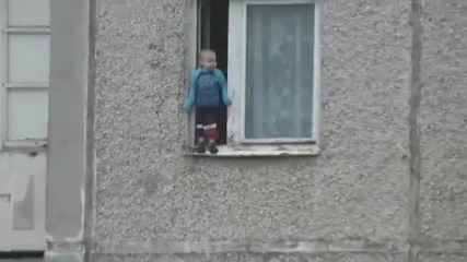 Видео, на което 3-годишно момче ходи по перваз на 8-мия етаж на блок в Русия
