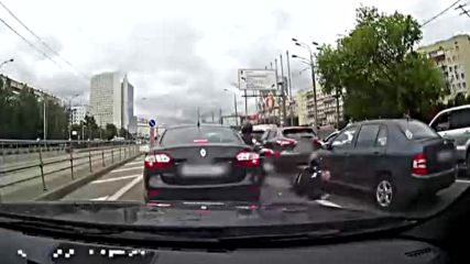 Пешеходец vs. моторист .