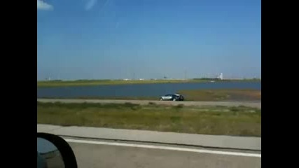 Bugatti Veyron се хвърля във водата 