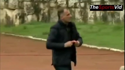Български треньор показва червен картон на съдията