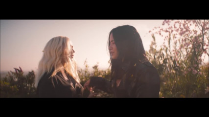 Велики! Christina Aguilera and Demi Lovato - Fall In Line официално видео + превод