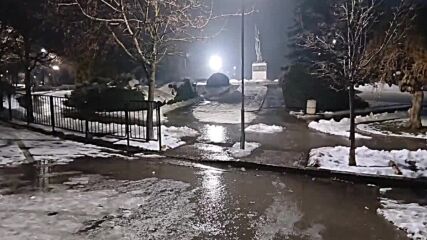 Поледица затруднява движението на автомобили и пешеходци в Русе