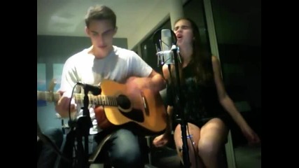 Carly Rose Sonenclar изпълнява песен заедно с брат си