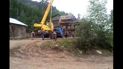 Вижте как се мести танк с кран :) ;d