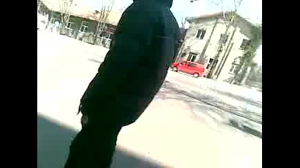 Клошар излиза от казан 