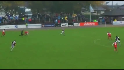 защитник къса гащите на нападател