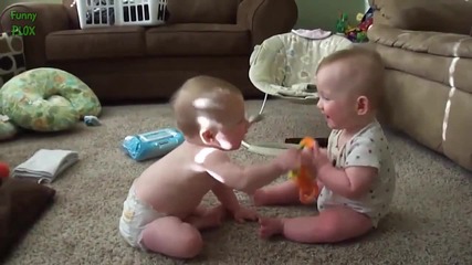 Забавни бебета близнаци се смеят - Компилация 2014