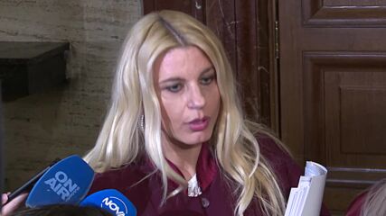 Докараха с белезници в съда майката, обвинена за убийствата на децата ѝ