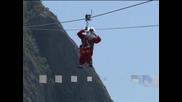 Дядо Коледа пристигна екстремно в Рио – на кабинка на въжения лифт от хълма Корковадо