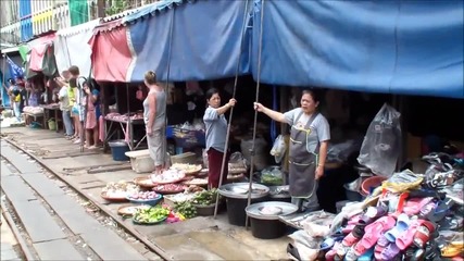 Влак преминава през пазар в Тайланд!