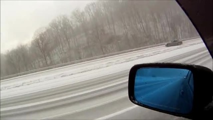 Шофьор се разминава на косъм !