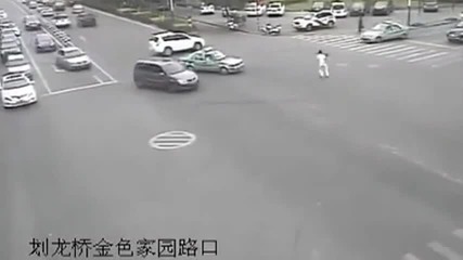 Дете падна от кола в движение, баща му скача след него