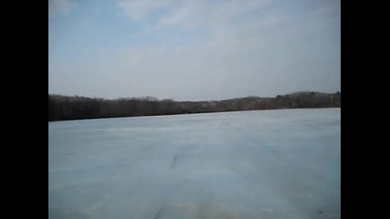 Ракета по замръзнало езеро