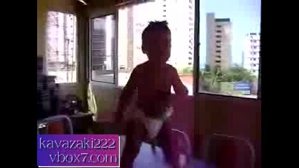 Сладко бебе танцуващо самба 