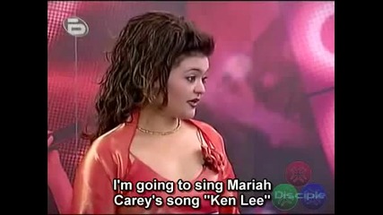 Момиче се излага с песен на Марая Кери в Мюзик Айдъл