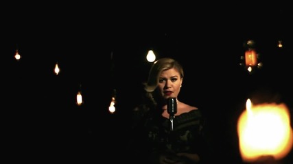 Kelly Clarkson - Wrapped in Red