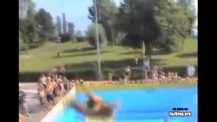 Лошо падане в басейн, смях 