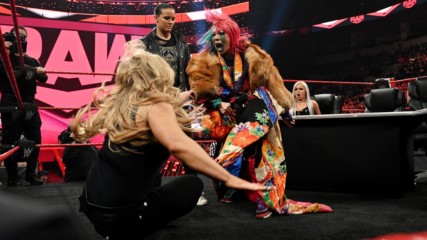 Women’s Elimination Chamber Match takes center stage tonight