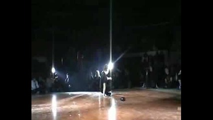 Опасно Падане На Глава На Брейк Танцьор