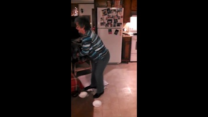 Тази жена взриви социалните мрежи с танца в кухнята си