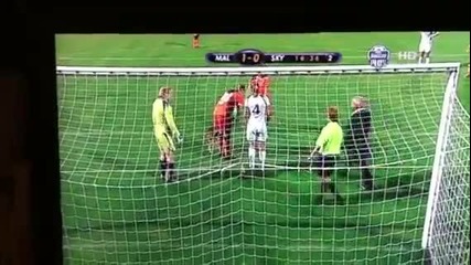 кучето иска да играе футбол