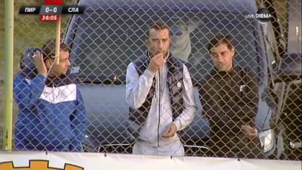 Класикът Георги Петков гледа мач и "си шлюпка семки"