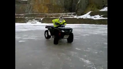 Мъж прави кръгове върху замръзнало езеро! - смях 
