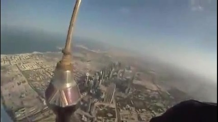 Какво е да седнеш на най-високата сграда в Дубай