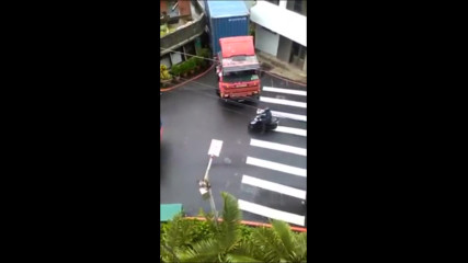 Шофьор тираджия прекара камиона си перфектно ,през невъзможна улица !