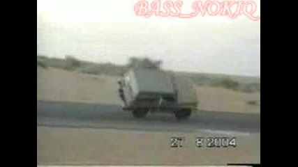 Арабин взема остар завой на една страна с кола 