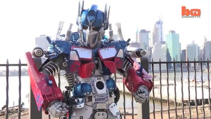 Много добро изпълнение - Real Life Ню Йорк Transformer Robot