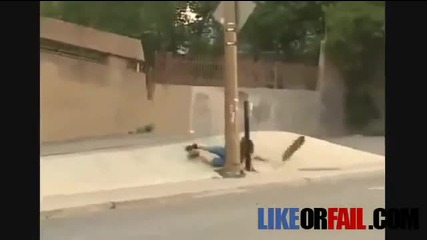 Най - тъпия човек с най тъпо падане!!