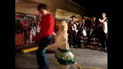 Улично представление с танцуващо куче 