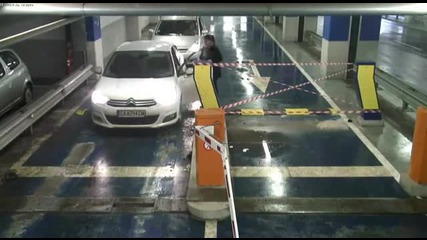 Жена чупи бариера с голи ръце, за да излезе от паркинг