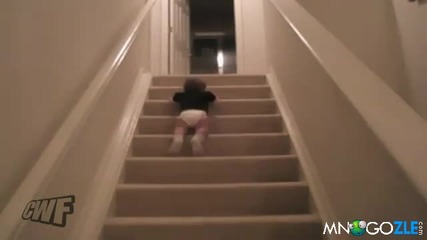 Бебок слиза по стълбите 