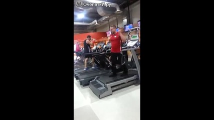 Танц на бягаща пътека във фитнеса