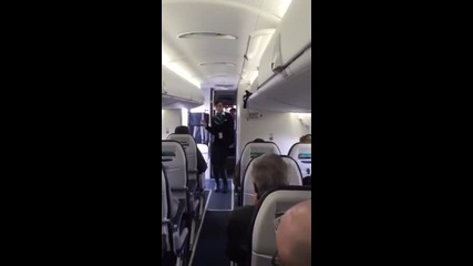 Стюардеса забавлява пътници в самолет с уникален танц! - Песен на Марк Ронсън и Бруно Марс