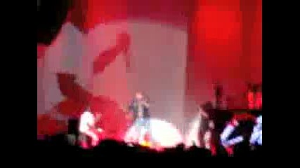 Chris Brown performing kiss kiss - Va stand up concert 