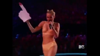 Майли Сайръс се разголва на Vma наградите на Mtv 25.08.2013