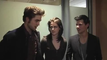 Kristen Stewart, Robert Pattinson and Taylor Lautner *backstage * 