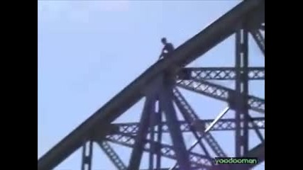 Ненормален пич скача от висок мост ! 