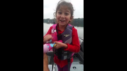Момиченце на риболов и реакцията и на първият голям улов !