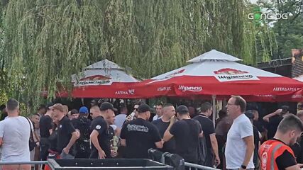 Привържениците на Айнтрахт вече се събират във фен зоната в Борисовата градина