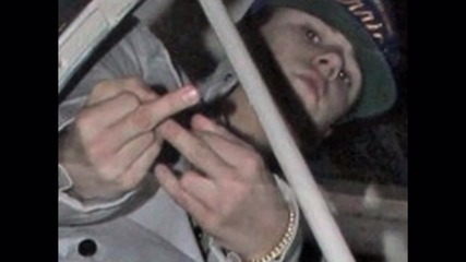 Бийбър показа среден пръст на папараци
