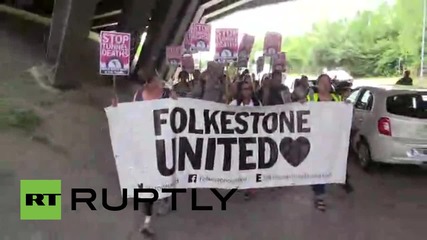 UK: Police use force to keep rival migrant protesters apart in Folkestone